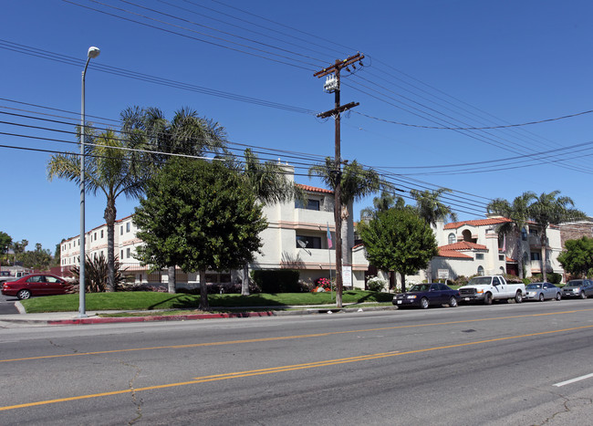 Las Palmas in Reseda, CA - Building Photo - Building Photo