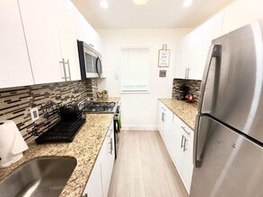 324 Van Buren St in Hollywood, FL - Foto de edificio - Building Photo