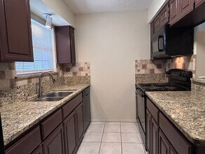 12446 Starcrest Dr in San Antonio, TX - Building Photo - Building Photo