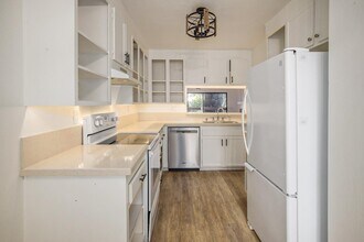 7245 Navajo Rd in San Diego, CA - Building Photo - Building Photo