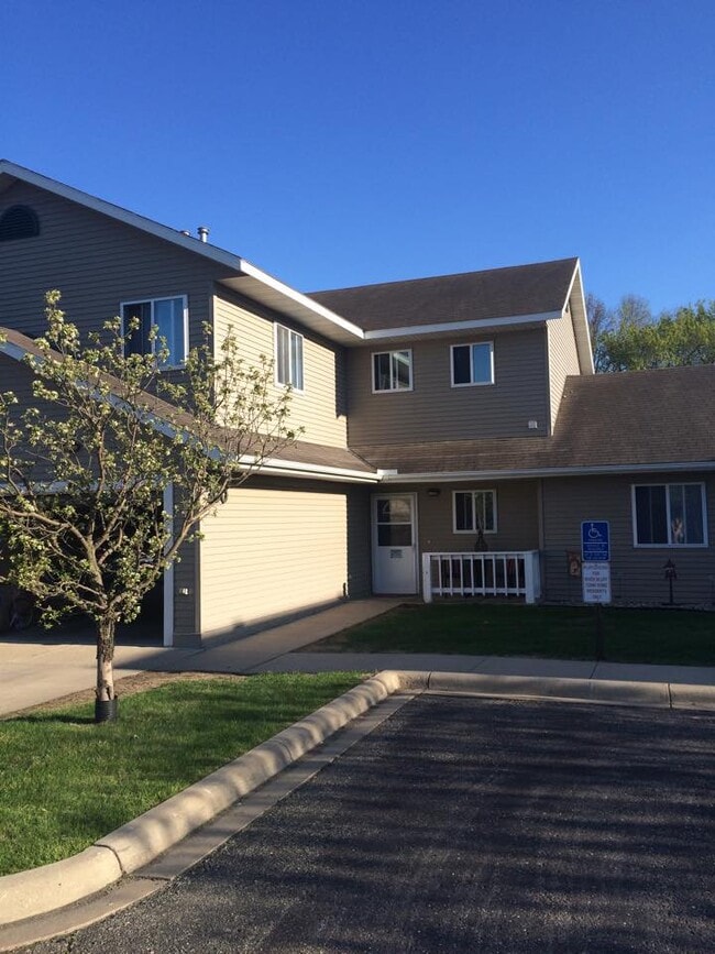 River Bluff Townhomes in Jackson, MN - Building Photo - Building Photo