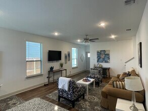 7511 Gramercy Way, Unit 101 in San Antonio, TX - Building Photo - Building Photo