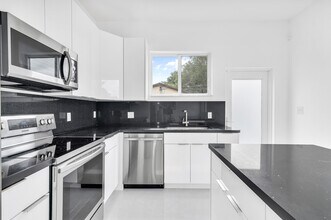 785 SW 7th Ave in Hallandale Beach, FL - Building Photo - Building Photo