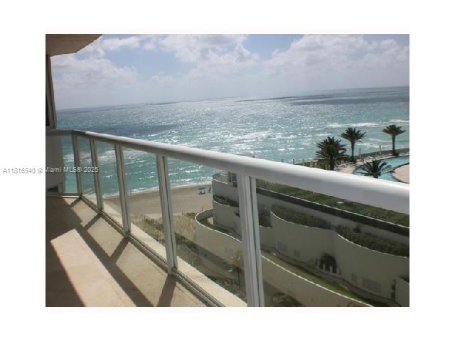 17275 Collins Ave in Sunny Isles Beach, FL - Foto de edificio - Building Photo