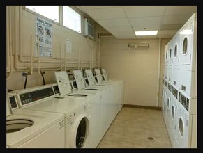 8801 W Golf Rd in Niles, IL - Building Photo - Building Photo