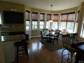 4136 Waterford Dr in Center Valley, PA - Foto de edificio - Building Photo