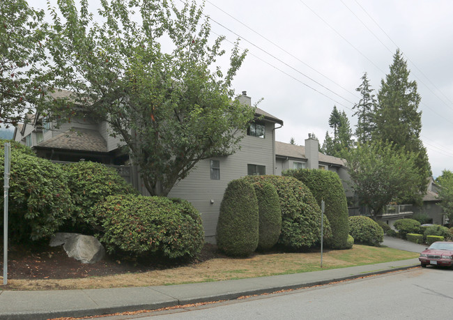 4300-4306 Naughton Ave in North Vancouver, BC - Building Photo - Primary Photo