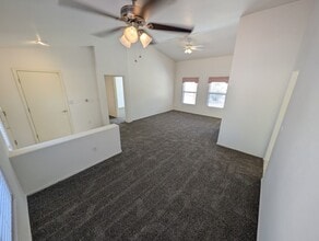 10113 Cresent Creek Dr in Las Vegas, NV - Building Photo - Building Photo