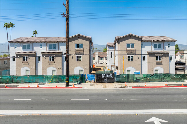 Azusa Arrow Villa Townhomes in Azusa, CA - Foto de edificio - Building Photo