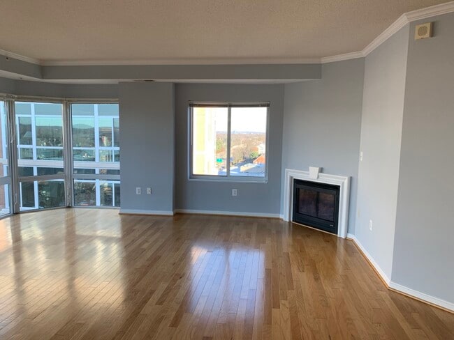 3101 N Hampton Dr in Alexandria, VA - Building Photo - Building Photo