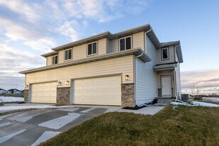 12002 Edgewater Dr in Papillion, NE - Building Photo