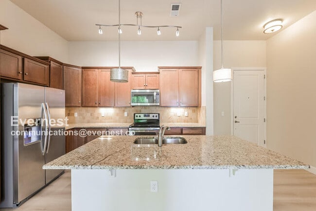 305 Inverness Way S in Englewood, CO - Building Photo - Building Photo