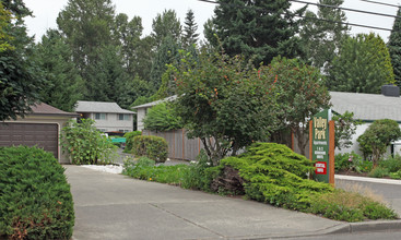 Valley Park Apartments in Puyallup, WA - Building Photo - Building Photo