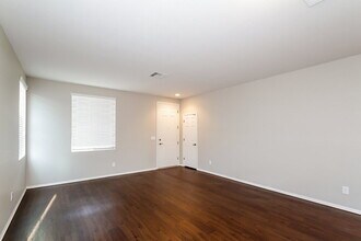 10527 Peach Creek St in Las Vegas, NV - Building Photo - Building Photo