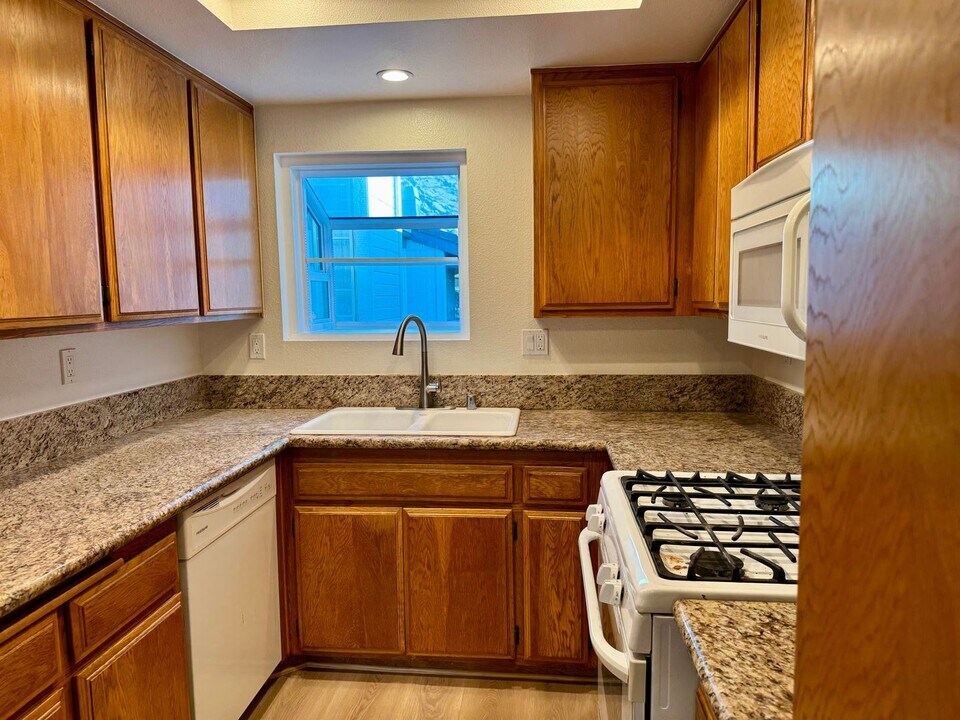 6443 Stoney View Ln in Simi Valley, CA - Building Photo