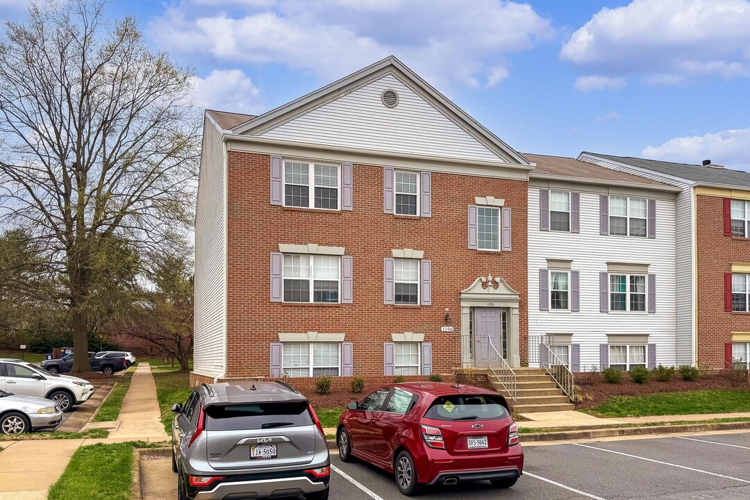 1106 Huntmaster Ter NE, Unit 301 in Leesburg, VA - Foto de edificio