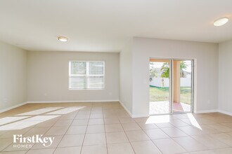 2711 SW 9th Ave in Cape Coral, FL - Foto de edificio - Building Photo