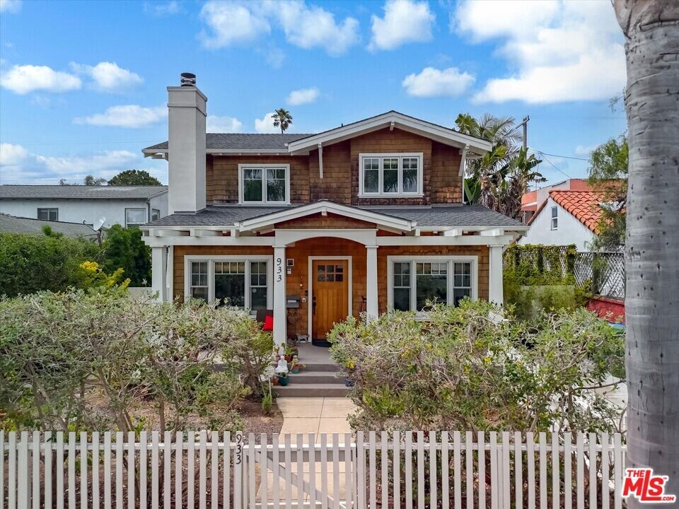 933 Venezia Ave in Los Angeles, CA - Building Photo
