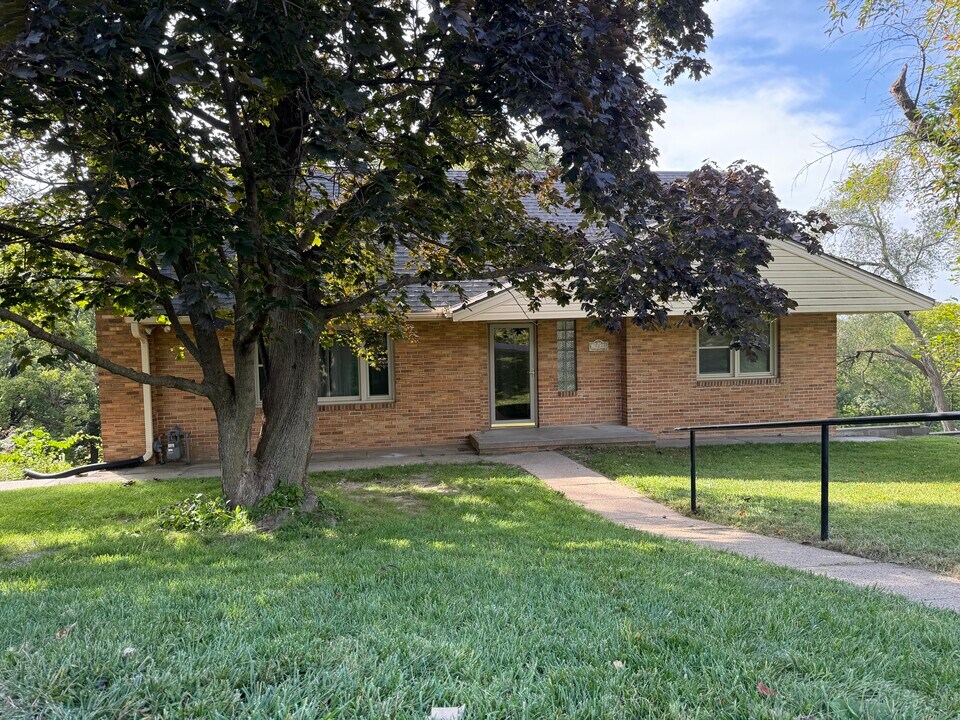 19048 Grand Ave in Council Bluffs, IA - Foto de edificio