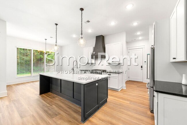 2125 W Woodberry Ave in Atlanta, GA - Building Photo - Building Photo