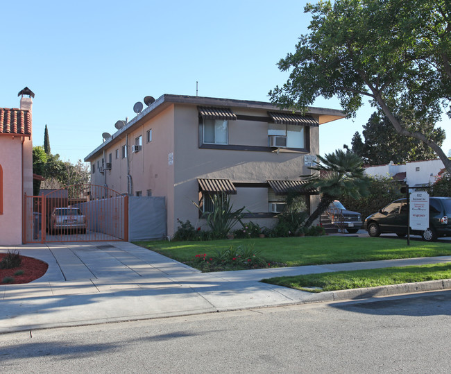 412 Raymond Ave in Glendale, CA - Foto de edificio - Building Photo