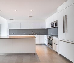 88 SW 7th St in Miami, FL - Building Photo