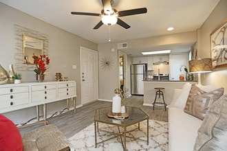 Sutton Place in Dallas, TX - Foto de edificio - Interior Photo