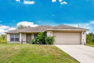 917 Hillcrest Ave in Lehigh Acres, FL - Building Photo