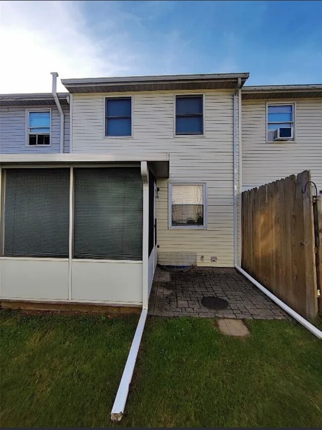 14 Chelsea Sq in Binghamton, NY - Foto de edificio - Building Photo