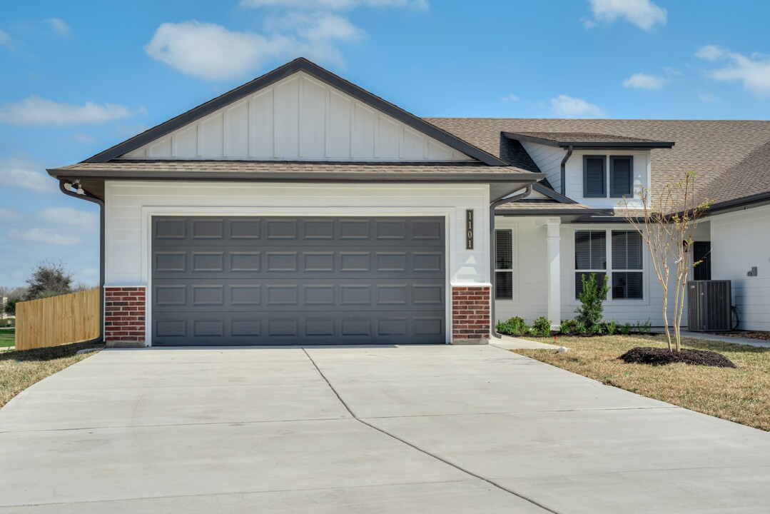 1133 Trellis Pass in Brenham, TX - Building Photo
