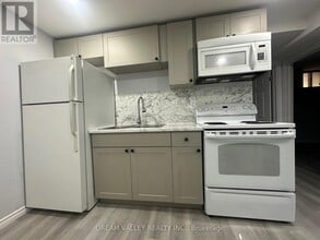 25 Amarillo Dr in Toronto, ON - Building Photo - Building Photo