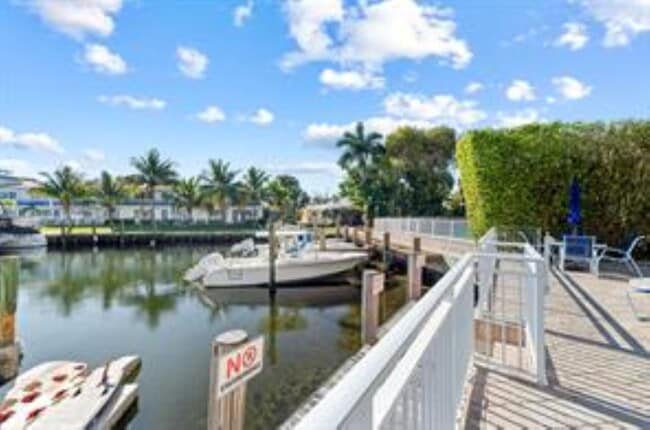 3220 Bayview Dr, Unit 302 in Fort Lauderdale, FL - Foto de edificio - Building Photo