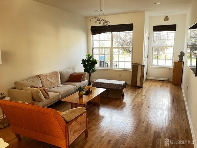 property at 2436 Canterbury Ln