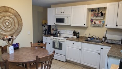 167 Elm St, Unit 2 in Milford, NH - Foto de edificio - Building Photo