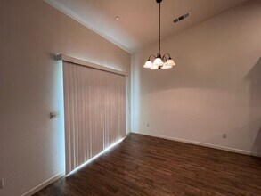 1027 E Margalo Ct in Visalia, CA - Foto de edificio - Building Photo