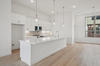 13351 Goodland St, Unit 2 in Dallas, TX - Foto de edificio - Building Photo