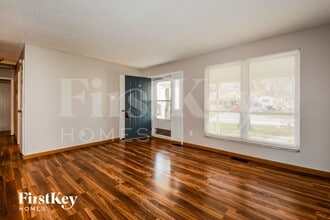 1036 Drexel Dr in St. Charles, MO - Foto de edificio - Building Photo