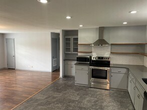 902 NW 11th St in Bentonville, AR - Building Photo - Building Photo