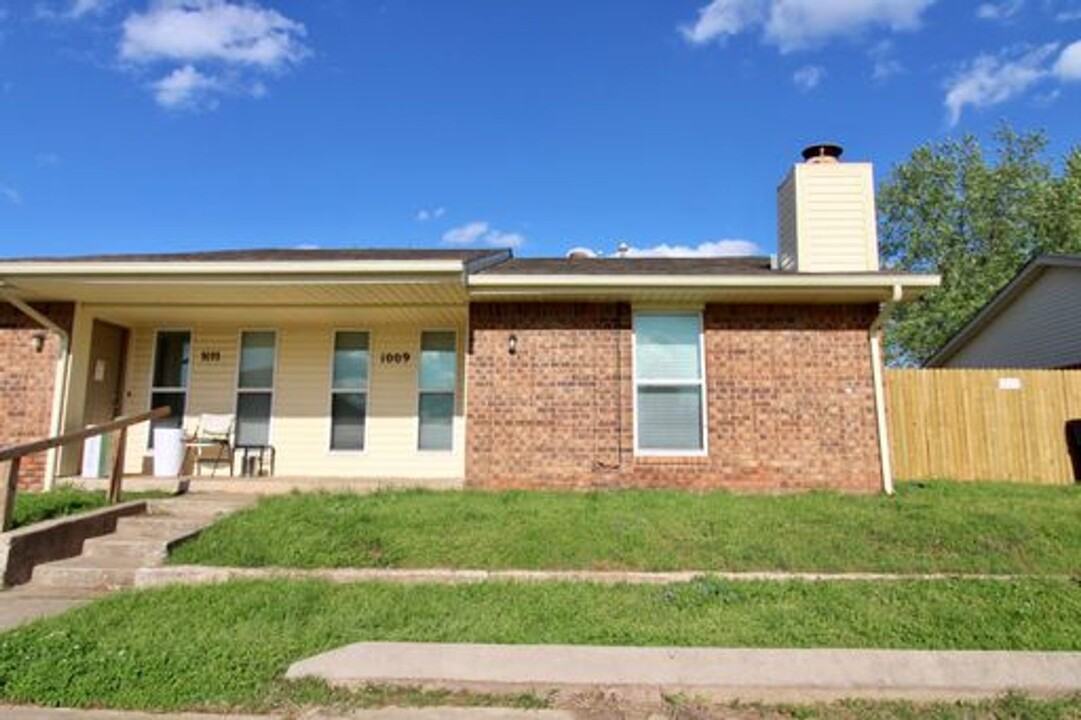 1009-1011 N 5th St in Noble, OK - Building Photo