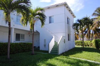 7130 Rue Versailles in Miami Beach, FL - Building Photo - Building Photo