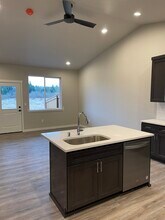 5702 79th St W, Unit B in Lakewood, WA - Foto de edificio - Building Photo