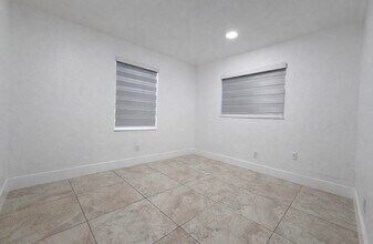 734 Neil Rd in West Palm Beach, FL - Building Photo - Building Photo