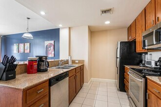 925 Common St in New Orleans, LA - Building Photo - Building Photo