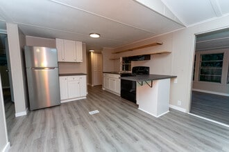 9355 Lake Dr in New Port Richey, FL - Building Photo - Building Photo