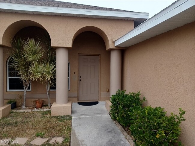 3020 SE Santa Barbara Pl in Cape Coral, FL - Building Photo - Building Photo