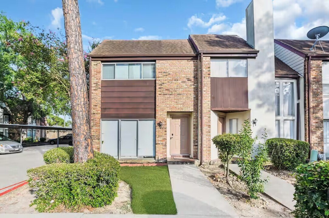 17210 Imperial Valley Dr in Houston, TX - Foto de edificio