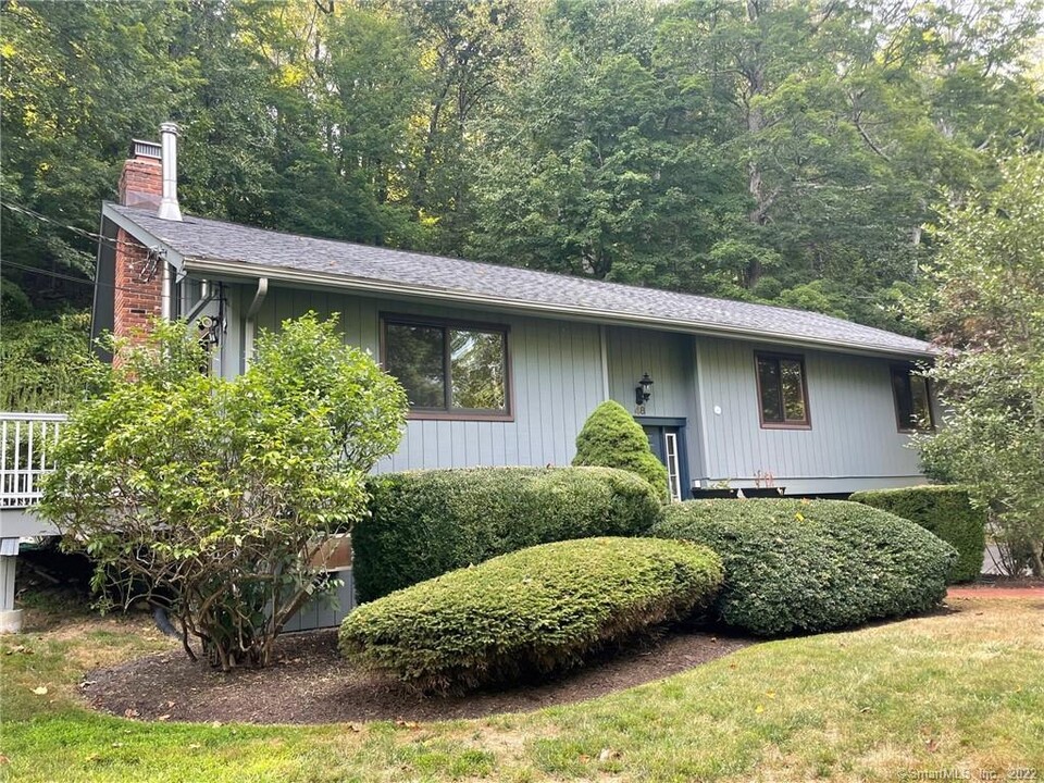 48 Shields Ln in Ridgefield, CT - Building Photo