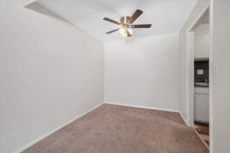 43 Olcott Dr in Manchester, CT - Building Photo - Building Photo