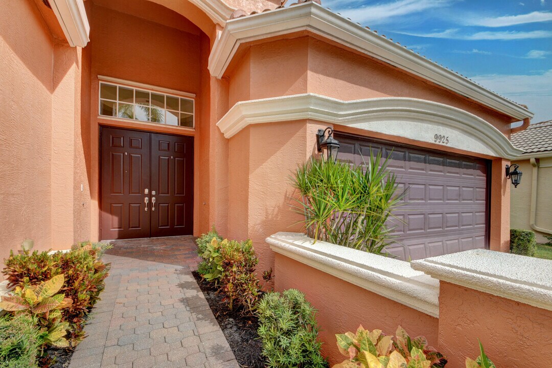 9925 Via Elegante in Wellington, FL - Building Photo