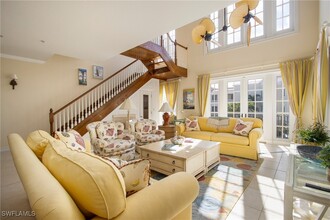 600 5th Ave S in Naples, FL - Foto de edificio - Building Photo